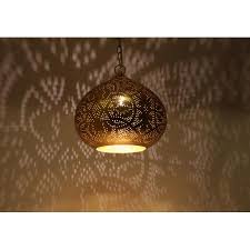 Die Pracht der goldenen Lampe an der Decke: Eleganz und Glanz vereint