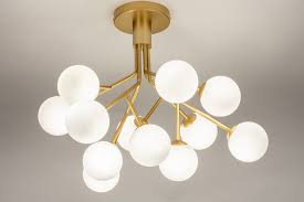 Eleganz und Stil: Die Goldene Lampe an der Decke