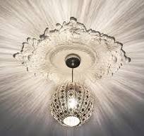 Elegante Raumgestaltung mit Lampen und Stuckdecken