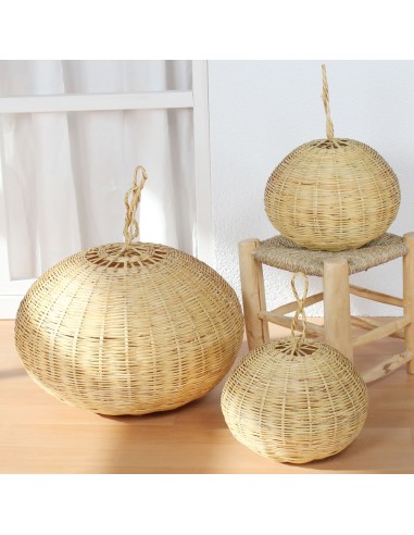 Lichtzauber: Die Eleganz einer Korblampe an der Decke