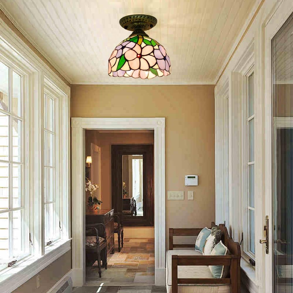 Stilvolle Beleuchtung: Hängende Flurlampe an der Decke