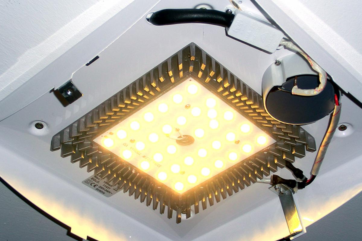 Anleitung zum sicheren Befestigen einer Lampe an der Decke