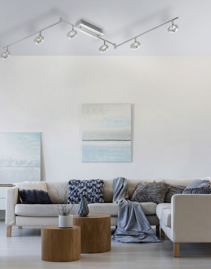 Moderne Strahler für eine stilvolle Deckenbeleuchtung im Wohnzimmer